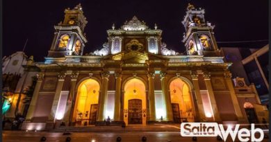 Salta de Noche, lugares para descubrir cuando cae el sol catedral de salta de noche